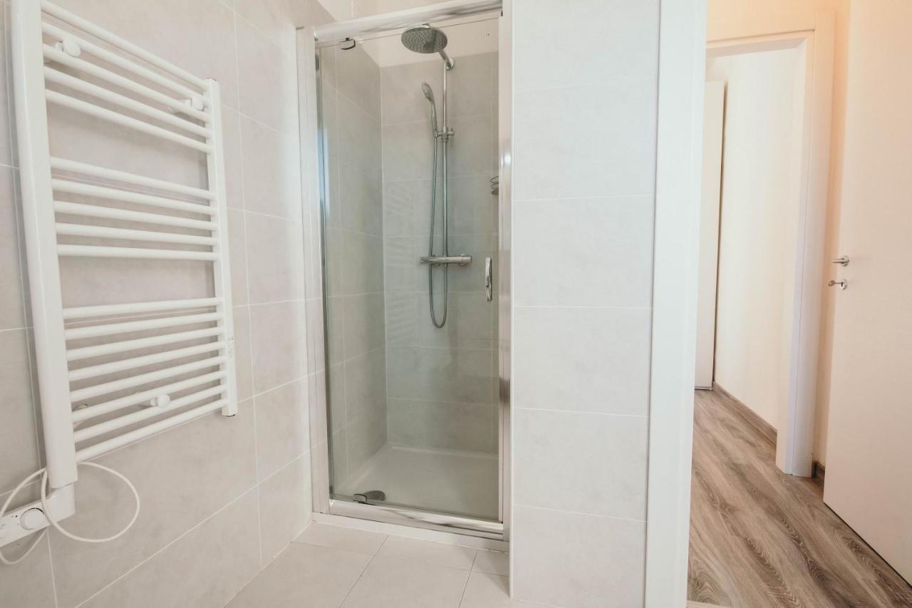 Al 13 Rosso - Lakeside Leisure & Business Apartment